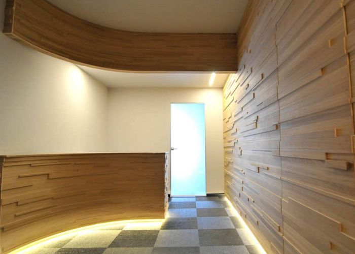 Boiserie in legno e porte a scomparsa